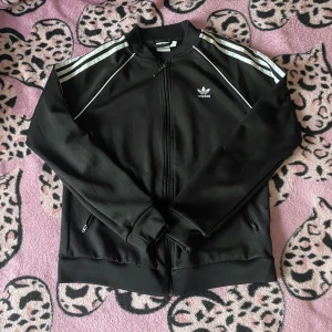 Svart adidas kofta  - Svart adidas kofta 