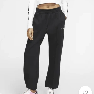 Nike Mjukisbyxor  - De har blivit noppriga och lite urtvättade därav priset🌸men fortfarande jätte mysiga att ha till exempel hemma😊kan skicka egna bilder vid förfrågan