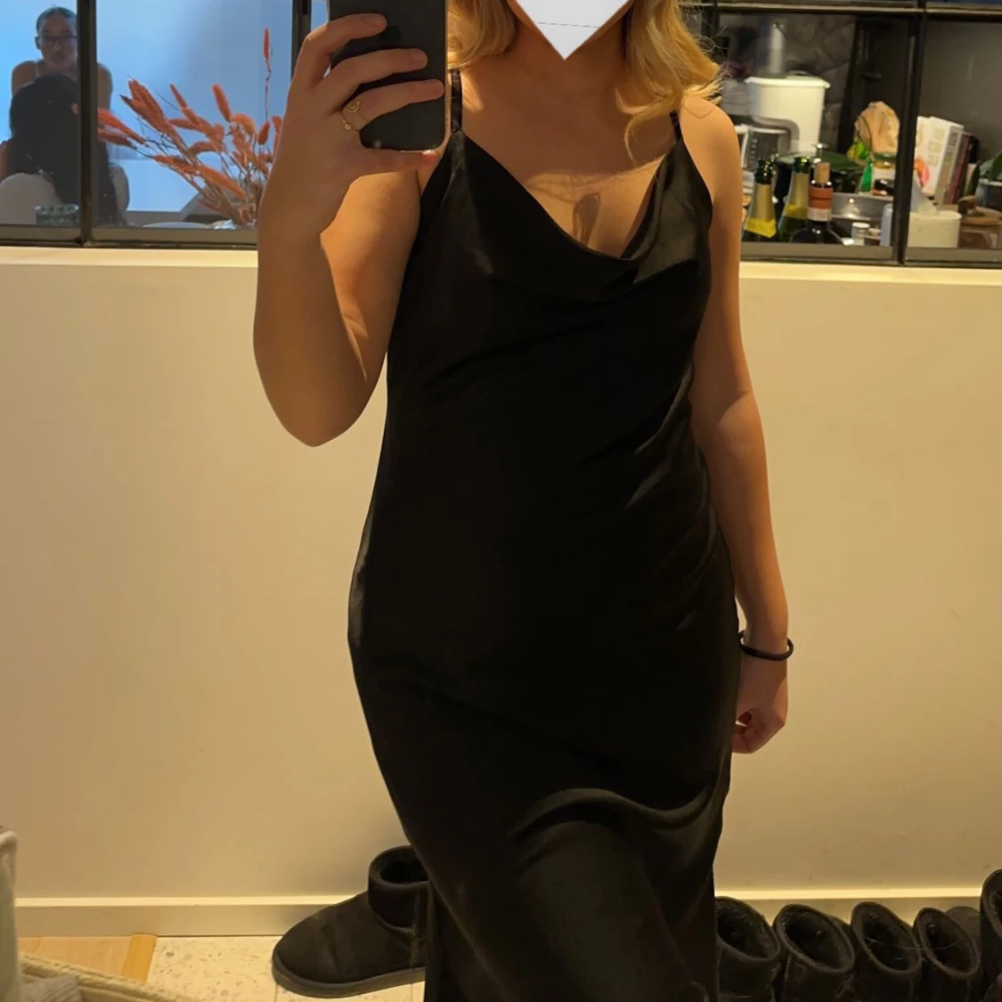 Svart satin klänning  - 90