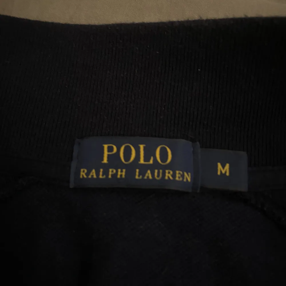 Ralph Lauren full zip i mycket bra skick. Hör av vid minsta fundering🙏🏼. Tröjor & Koftor.