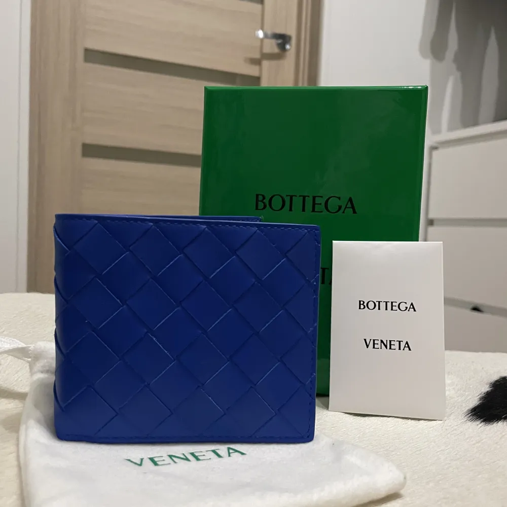 Plånbok från Bottega Veneta i en superfin färg, aldrig använd. Nypris är 490€ ☺️ skickar gärna fler bilder vid intresse. Accessoarer.