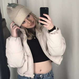 Beige puffer jacket - Säljer min beiga puffer jacka. Inga skador och den är i ny skick. Pris kan diskuteras ❤️.