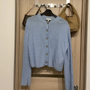 Stickad tröja  - Super söt tröja från & Other Stories, skickar gärna fler bilder vid intresse☺️