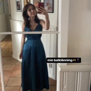 Balklänning - Säljer min sjukt snygga balklänning💓Formar kroppen fint och har rosett baktill💓 Rekommenderar verkligen för någon som har bal nästa år då jag var supernöjd med den💓. Bra i längd för mig som är 165. Var inte tveksam att fråga om fler bilder/info!💓