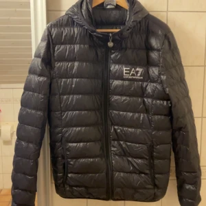 Jacka  - Säljer denna fina Emporio Armani jacka. Den är som ny. Använt den 1-2 gånger. Jätte bra skick! Köpte den för 1680kr säljer för 1200 vid snabbt köp annars blir de 1280kr!💓 !! Tryck INTE På Köp nu skriv privat till mig om du vill köpa!!