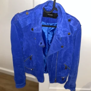 Mocka jacka - Mocka jacka köpt på Vero moda. Väldigt fint skick. Knappt använd. Strl M