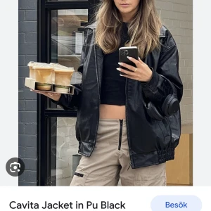 Bomberjacka skinn - Bomberjacka i skinnimitation. Från Motel rocks.  Använd enstaka gång. Nyskick  Oversized