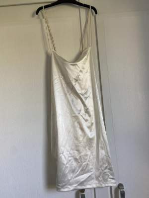 Jättefin vit kort klänning från hm