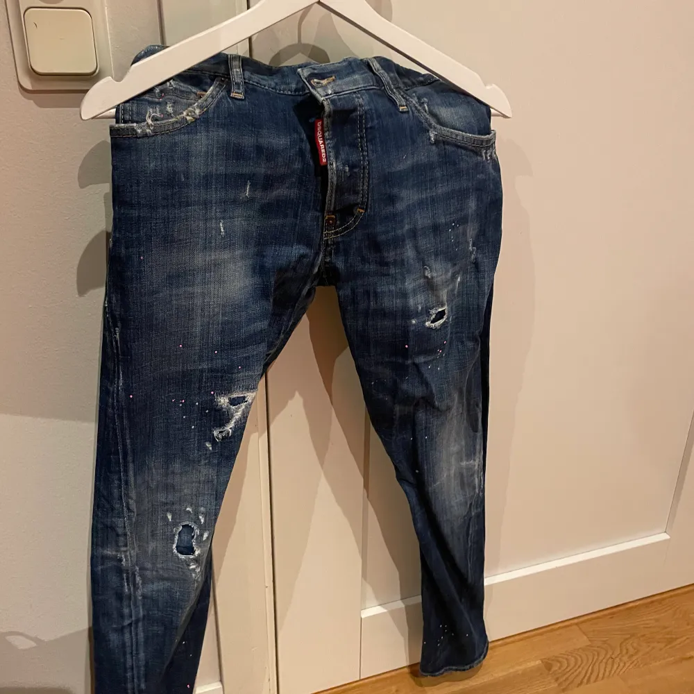 Hej, säljer nu mina gamla Dsquared2 byxor i storlek 46 (Sexy Twist Jean) byxorna har ett mindre hål i höger bakficka därför är priset så lågt. Låda finns även kvar från beställning.. Jeans & Byxor.