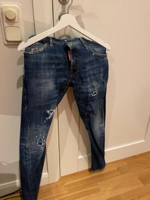 Dsquared2 Byxor - Hej, säljer nu mina gamla Dsquared2 byxor i storlek 46 (Sexy Twist Jean) byxorna har ett mindre hål i höger bakficka därför är priset så lågt. Låda finns även kvar från beställning.