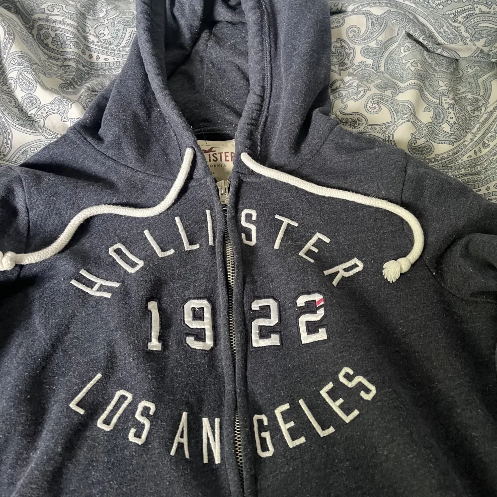 säljer min fina holister hoodie som inte kommer till användning längre 💗. Hoodies.