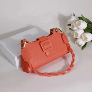 väska  - Super snygg somrig väska. Oanvänd väska. 