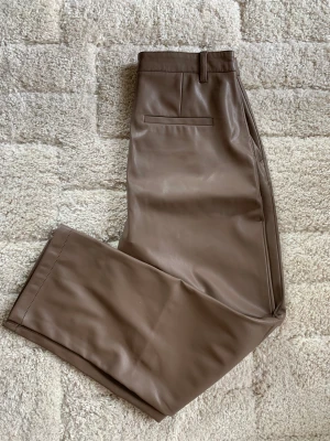 Beige/bruna skinnbyxor - Byxor använda fåtal gånger. Säljer pga för små för mig.
