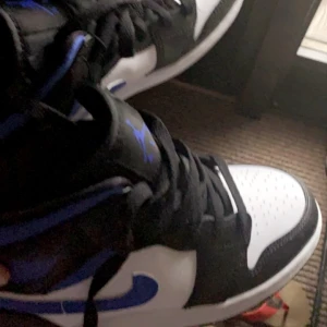 Jordans  - Säljer mina Jordans 1 då de inte kommer till användning, bra skick inte använda så mycket! Har kvar boxen till de. Köpta för 1200. Först som skriver får de. Flyttar och vill sälja snabbt. 