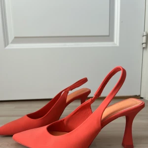 Klackar  - Orangea klackar från strandivarius, använda väldigt få gånger. Så snygga till sommaren när man är solkysst!!!🧡🦁