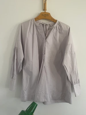 COS skjorta str 34 - Mkt fin lilla skjorta i speciell oversize bekväm form