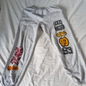 Mjukisbyxor  - Snygga mjukisbyxor med tryck sitter loose 