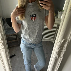 Gant T-shirt  - Säljer denna gråa Gant T-shirt då den är för liten för mig! Den är i bra skick då den inte använts mycket 