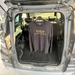 Polo lånarmad tröja - Polo långarmad tröja  Nypris: 700kr Mitt pris: 400kr Skick: 8/10 Färg: Svart Storlek: L