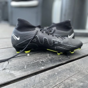 Fotbollsskor storlek 44 - Endast använda 3 gånger Pris: 1 000 kr 