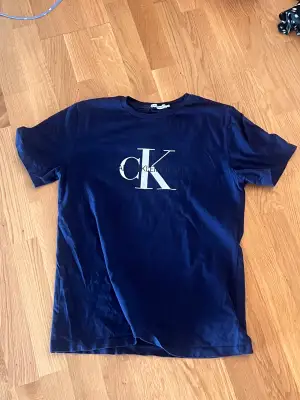 Mörkblå calvin Klein T-shirt. Köparen står för frakt. 