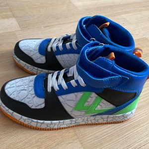Lejon höga sneakers - Stl 38.  Använda vid endast ett tillfälle då de var för små. 