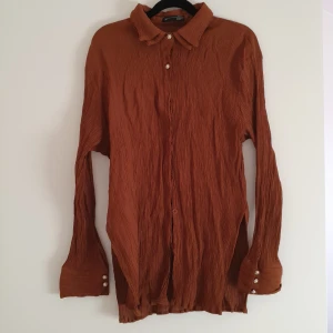 Brun skjorta  - Skjorta från Shein. L men skulle säga XS/S. Nyskick. Plaggets längd 83 cm och ärmlängd 54 cm. 