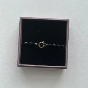 Edblad armband - Edblad armband med detalj i guld Nypris 400
