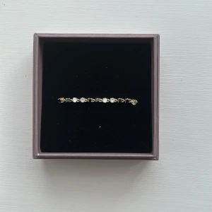 Edblad Armband - Snyggt Edblad armband med olika stenar i guld Nypris 600