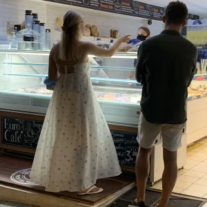 Klänning Hm - Säljer denna drömmiga klänning ifrån HM. Använd ett fåtal gånger. Storlek 38, passar både m och S eftersom man själv knyter. 