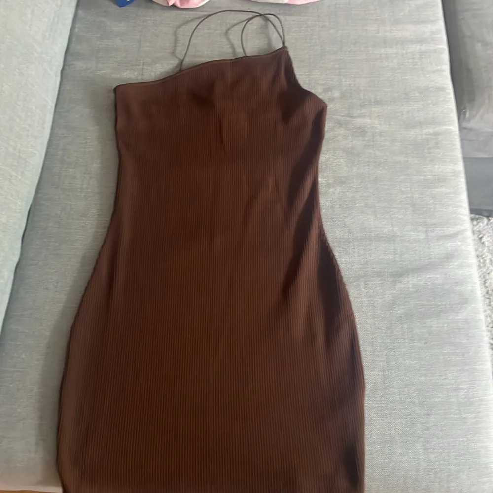 Brun klänning från H&m aldrig använt bara hängt i garderoben i några månader storlek S men passar M. Klänningar.