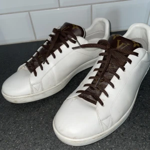 Louis Vuitton sneakers toppskick  - Hej! Säljer mina fina LV-skor då jag inte använder dem. Toppenskick och givetvis äkta. Storleken är 44. Nypris ca 8000kr Först till kvarn!