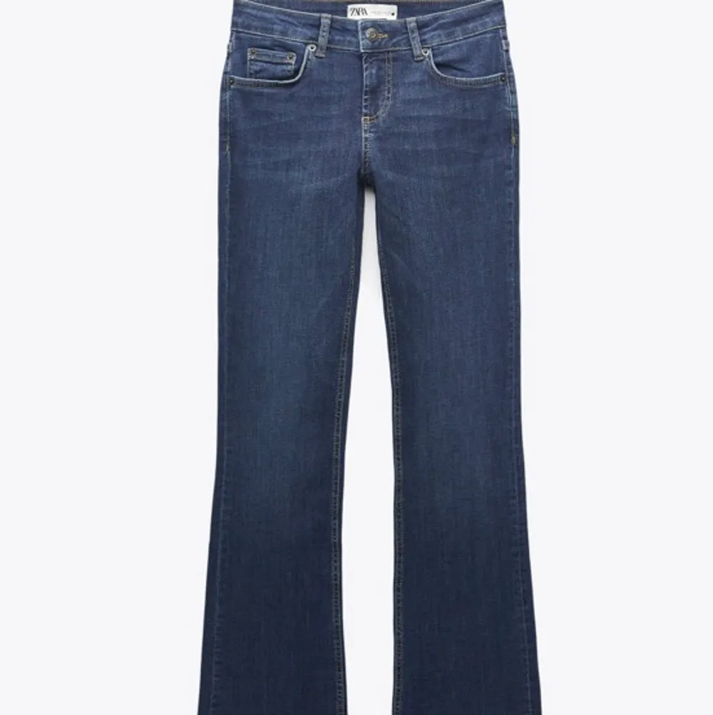 Zara low rise jeans i storlek 34. Jeans & Byxor.