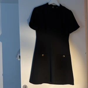 Zara klänning  - Zara klänning felfri använd 1 gång, fickor framme