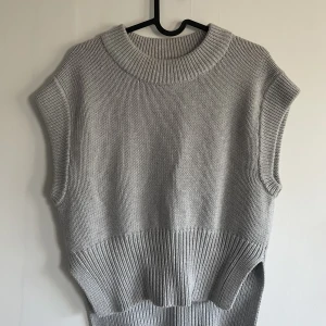 Stickad väst - Grå väst från Gina tricot Använd en gång!💜