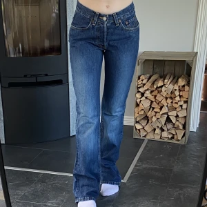 Så snygga crocker jeans  - Crocker bootcut jeans som ger så snygga kurvor, midjemått ca 68 cm och innerbenslängden är 80 cm 