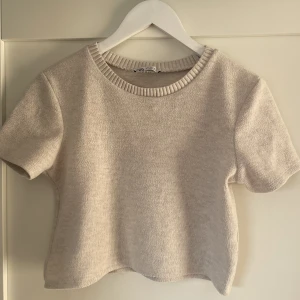 Stickad T-shirt från zara  - Säljer denna fina stickade T-shirt från zara! Använd en gång så är som ny! Köparen står för frakt!💕skriv för fler bilder! 