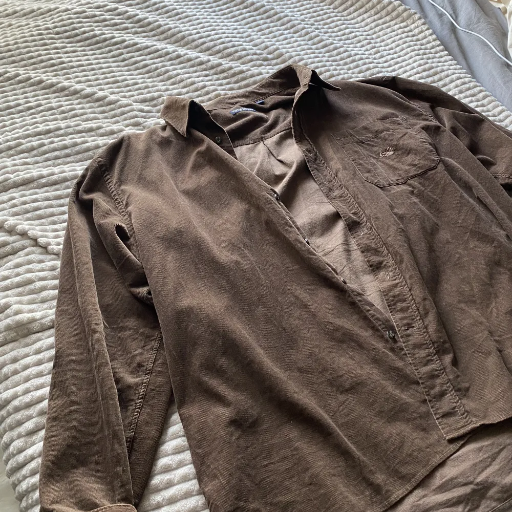 Vintage brun skjorta. Storleken är xl men passar L eller M för oversized fit.. Skjortor.