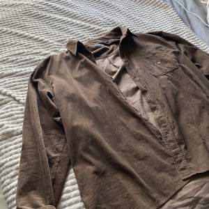 Vintage brun skjorta. Storleken är xl men passar L eller M för oversized fit.