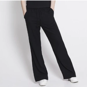 Linnebyxor  - Säljer ett par super fina oanvända linnebyxor från lager 157! De är endast prövade men aldrig använda säljes då storleken var fel💗