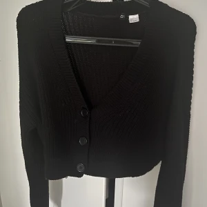 stickad kofta - En superfin svart stickad kofta från HM🌸en tråd vid armen har gått upp men går säkert lätt att lösa själv om man vill de annars syns det ej💗köpte för 299kr.  SKRIV TILL MIG INNAN DU KÖPER!