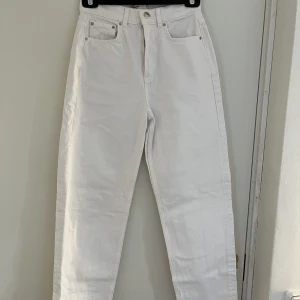 Jeans - Vita jeans från Gina Tricot i storlek 32!