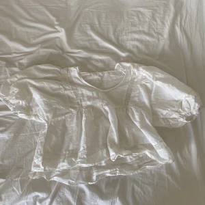 Vit top - Vit ”puffig” kort top. Har knappt använt denna. Den är lite genomskinlig.