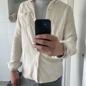 Vit Frotté skjorta  - Skjorta i frotte köpt på joel o jolina. Knappt använd och i grymt skick!