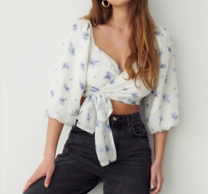 Henny Wrap top  - Oanvänd topp från Gina, prislappen sitter kvar. Köpt för 399kr!