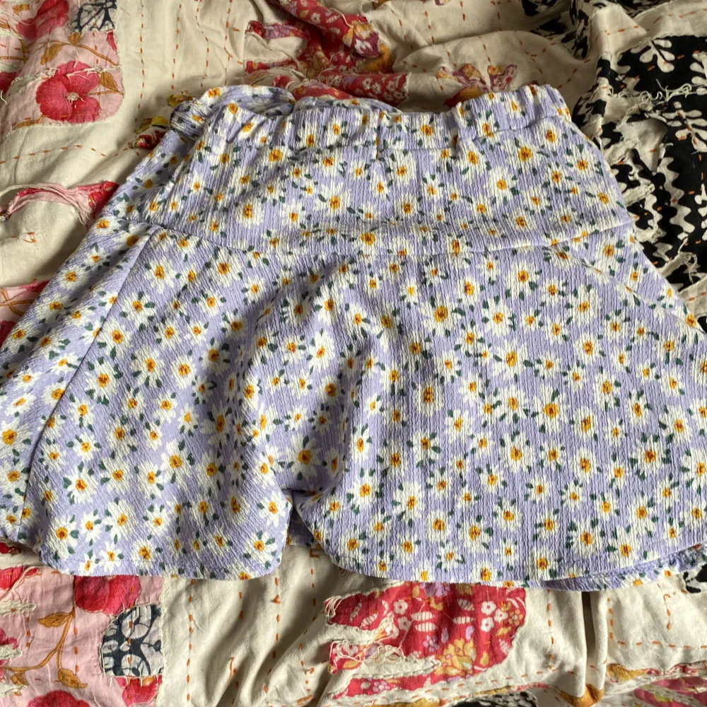 Söt och blommig Zara kjol för barn! Kjolen har inbyggda shorts inuti så att det täcker ifall kjolen råkar flyga upp.. Kjolar.
