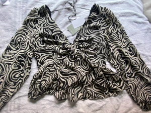 blus  - En blus/tröja som är helt ny då lappen fortfarande är kvar. Kostade 50 och pga att den är ny så säljer jag den för samma men pris kan diskuteras! 