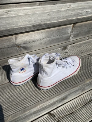 Converse vita - Ett par vita converse i stolek 35. Fint skick.