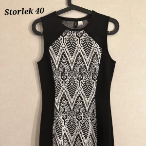 Klänning - Snygg bomullsklänning från H&M. Använd ett par gånger. Knälängd