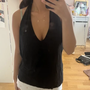 Topp - Säljer denna med öppen rygg pågrund av att den är jätte stor💕 så den sitter inte bra på bilderna❤️ tror den skulle passa S-M jätte stretchigt material